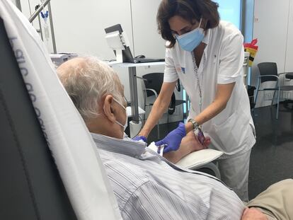 Una enfermera realiza su trabajo en un centro médico.