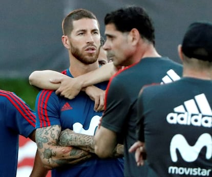 El jugador de España Sergio Ramos (i) escucha al nuevo entrenador Fernando Hierro (d) en el entrenamiento.