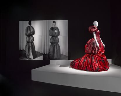 'Horn of the Plenty' es la colección a la que pertenece este vestido de Alexander McQueen. Esta fue una de las últimas creaciones del diseñador inglés que se suicidó en 2010. En este vestido convergen fantasía, fauna y dramatismo gracias a los volúmenes de la falda en forma de polisón, los pájaros con los que está estampada la tela y la mezcla de rojo y negro.