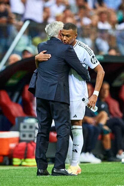 Carlo Ancelotti, entrenador del Real Madrid, se abraza a Kylian Mbappé tras proclamarse campeones de la Supercopa de Europa .