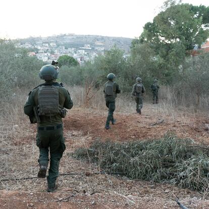 Jerusalén, 9 oct (EFE).- Soldados israelíes en el sur de Líbano. El Ejército israelí bombardeó en las últimas 24 horas más de 200 "objetivos militares", que incluyen grupos de combatientes, almacenes de armas y puntos de observación, tanto en Gaza como en el Líbano. Además, las fuerzas israelíes detallaron que hubo combates "a corta distancia" con milicianos de Hizbulá, aliado de Irán, en el sur de Líbano, donde el país está llevando a cabo lo que aún describe como "incursiones limitadas" contra infraestructura del grupo chií junto a la frontera con Israel. EFE/ Ejército de Israel - SOLO USO EDITORIAL/SOLO DISPONIBLE PARA ILUSTRAR LA NOTICIA QUE ACOMPAÑA (CRÉDITO OBLIGATORIO) -