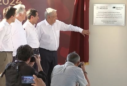 López Obrador devela una placa en el evento de nacionalización de 13 centrales eléctricas en Tamazunchale (Estado de San Luis Potosí), el 27 de febrero.