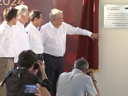 López Obrador devela una placa en el evento de nacionalización de 13 centrales eléctricas en Tamazunchale (Estado de San Luis Potosí), el 27 de febrero.