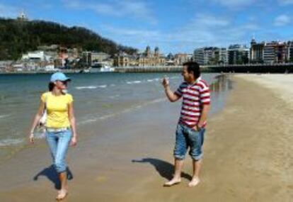 Turistas en la Playa de La Concha en San Sebastián.