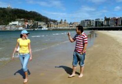 Turistas en la Playa de La Concha en San Sebasti&aacute;n.