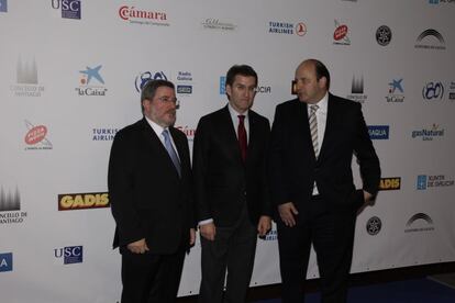 El presidente de la Xunta, junto al director de Radio Galicia, Jordi Jordá y el director general de la Cadena Ser, Alejandro Nieto