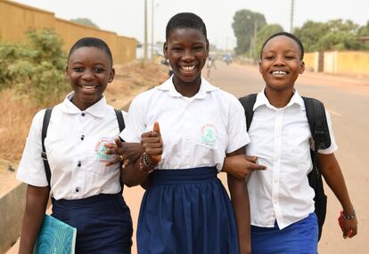 Tres adolescentes regresan de la escuela en una localidad del noroeste de Cosa de Marfil.
