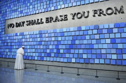 O Papa visita o Museu do 11 de setembro em NY.