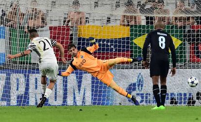 Dybala emboca ante Casillas el penalti que le dio el triunfo a la Juventus.