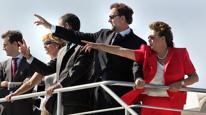 Ricardo Costa Climent, Esperanza Aguirre, Francisco Camps, Mariano Rajoy y Rita Barberá (de izquierda a derecha) visitan las instalaciones y los campos de entrenamiento de la Copa América en el puerto de Valencia en 2006.