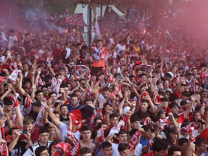 La afición del Sevilla celebra la victoria del equipo en la Europa League, este jueves.