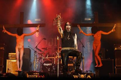 <strong> Quién es. </strong> Kristian Eivind Espedal, alias Gaahl, cantante de la banda de 'black metal' noruega Gorgoroth. Se considera anticristiano, y cree que “el satanismo es libertad para crecer y convertirse en súper hombre”. En sus conciertos, Gorgoroth desplegaban una impactante parafernalia satánica. </p> <strong> Qué hizo. </strong> A principios de los 90, Gaahl estuvo envuelto en la famosa ola de quema de iglesias, para, según él, “acabar con el rastro de la cristiandad”. En 2001 fue condenado a un año de cárcel por palizas y amenazas de muerte a un hombre. Y cinco años después, torturó a otro durante seis horas, le extrajo sangre y la vertió en una copa: “Te mataré y me beberé tu sangre”, amenazó. En el juicio el cantante aseguró que había actuado en defensa propia, y su madre añadió que su hijo nunca haría esas cosas porque “es vegetariano y muy exigente con la comida”. Fue condenado a un año y dos meses de cárcel. </p> En la imagen, Gaahl en concierto, en 2008.