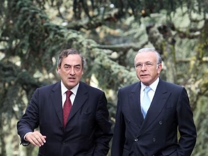 Isidro Fainé (a la derecha) llega a La Moncloa junto a Juan Rosell el sábado 26 de marzo.