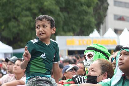 Un niño hace "changuitos", un gesto en el que se cruzan los dedos índice y medio para la buena suerte, durante el partido.