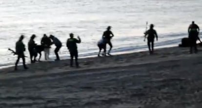 Captura de un vídeo en la que varios guardias civiles devuelven inmigrantes a Marruecos desde la playa de Tarajal, en Ceuta, en 2014.