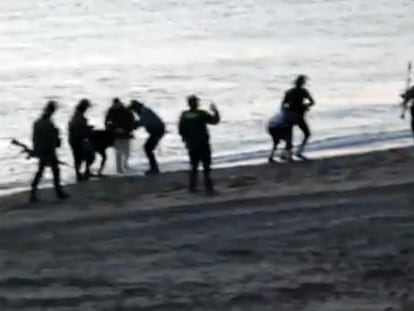 Captura de un vídeo en la que varios guardias civiles devuelven inmigrantes a Marruecos desde la playa de Tarajal, en Ceuta, en 2014.