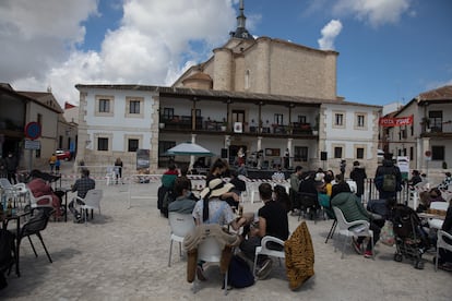 Ambiente en la Plaza Mayor de Colmenar de Oreja durante la actuación.