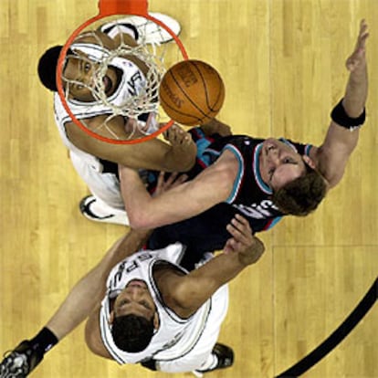 Gasol intenta capturar un rebote entre Duncan y Horry.