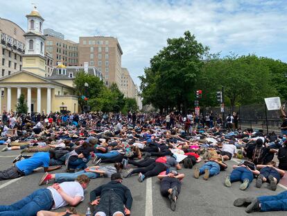 Manifestantes en Lafayette Square en Washington a raíz de la muerte de George Floyd.