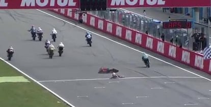 Bendsneyder cruza la meta arrastrándose por el suelo.