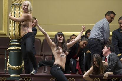 Activistas de Femen de Ucrania, Francia y España protestan contra la reforma de la ley del aborto, impulsada por el entonces ministro de Justicia, Alberto Ruiz-Gallardón, en el Congreso de los Diputados en octubre de 2013.