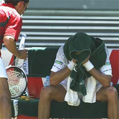 Ferrero se desespera bajo la toalla antes de su último juego.