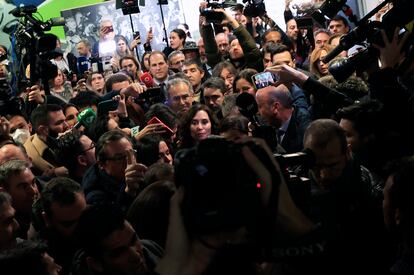 La presidenta madrileña, Isabel Díaz Ayuso, rodeada de periodistas abandona la facultad.
