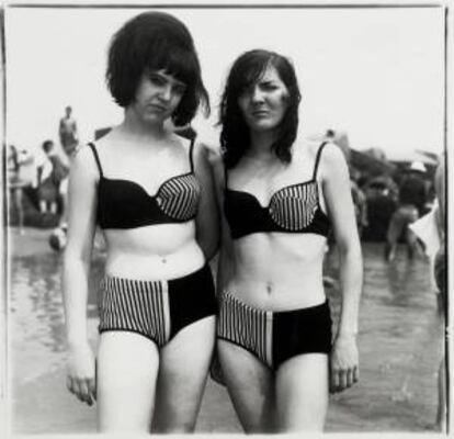 Imagen facilitada por Collection CMC de una fotografía de Diane Aubus titulada "Two girls in matching bathing sits. Coney Island, NY, 1967", una de las fotografías que se exponen en el Salón de la Photo de París.