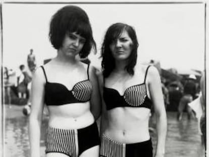 Imagen facilitada por Collection CMC de una fotografía de Diane Aubus titulada "Two girls in matching bathing sits. Coney Island, NY, 1967", una de las fotografías que se exponen en el Salón de la Photo de París.