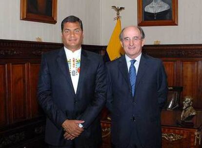 El presidente de Ecuador, Rafael Correa, y el de Repsol, Antonio Brufau.