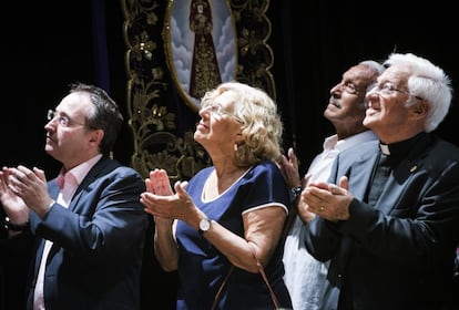  La alcaldesa de Madrid, Manuela Carmena, junto al padre Ángel, y el productor teatral y amigo de la actriz Jesús Cimarro.
