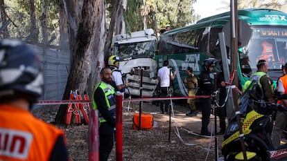 Los equipos de rescate trabajan en la zona del atropello en las afueras de Tel Aviv, este domingo.