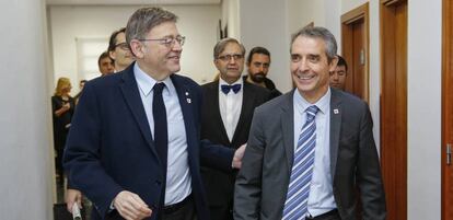 El presidente de la Generalitat, Ximo Puig, y el director territorial de CaixaBank, Bibiano Martínez.