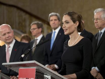 La actriz Angelina Jolie, enviada de la ONU, y el ministro de Exteriores brit&aacute;nico, William Hague, ante la prensa tras la cumbre del G8 en Londres. 