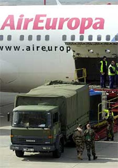 El avión civil que traslada a las tropas ha partido este mediodía de Zaragoza.