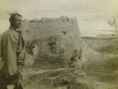 Michel Peissel ante las ruinas de un fuerte en el Mustang.