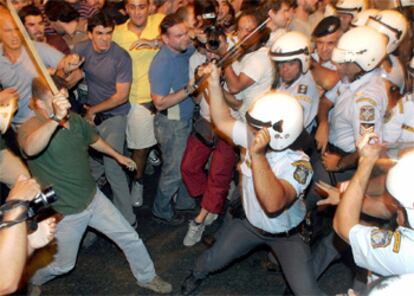 Policías griegos y manifestantes se enfrentan en el centro de Atenas.