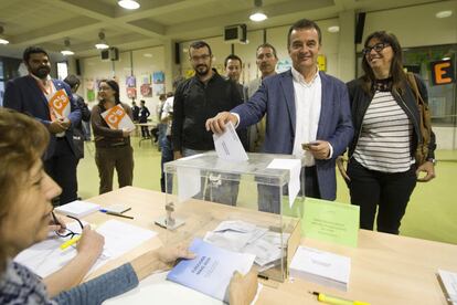 El candidat d'ERC a Barcelona, Alfred Bosch, votant aquest matí a l'escola Drassanes.