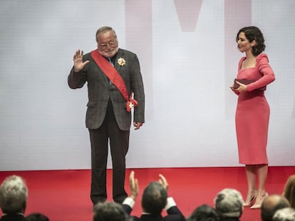 Fernando Savater agradece la recepción de la cruz, durante el acto de entrega de medallas de la Comunidad de Madrid.