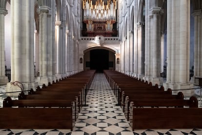Interior de la catedral de la Almudena durante una misa retransmitida por Internet en marzo.