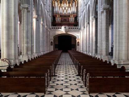 Interior de la catedral de la Almudena durante una misa retransmitida por Internet en marzo.