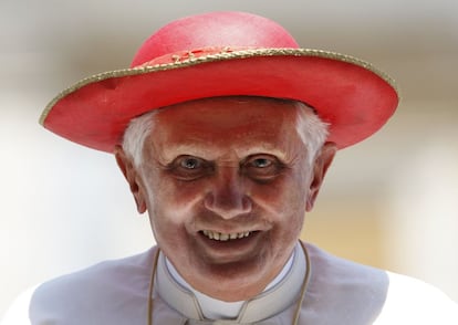 El Papa Benedicto XVI, ataviado con un sombrero saturno, al final de una audiencia en la Plaza de San Pedro en el Vaticano en Roma (3 de junio de 2009)