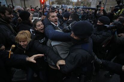 Protestes a les portes del Museu de Sixena.