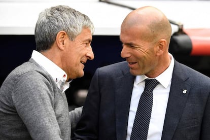 Setién y Zidane se saludan antes del partido.