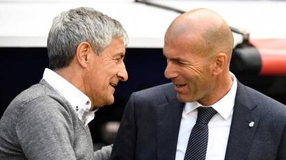 Setién y Zidane se saludan antes del partido.