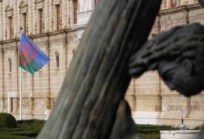 La bandera gitana ondea en el Parlamento andaluz.