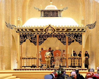 El sultan de Brunéi, durante su discurso a su llegada al palacio.