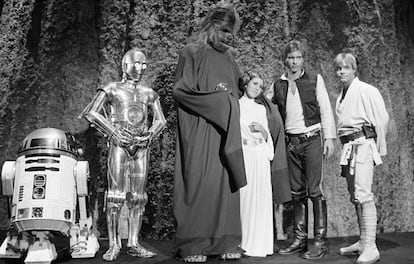 Carrie Fisher junto ao elenco de Star Wars em 1978.