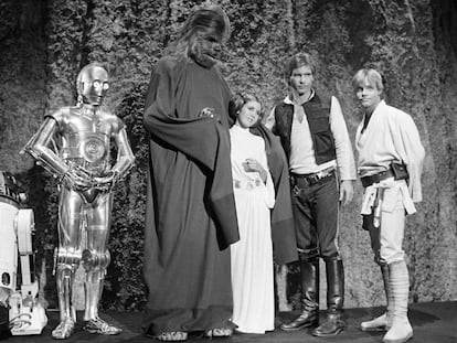 Carrie Fisher junto ao elenco de Star Wars em 1978.