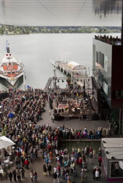 Ambiente de festival a las puertas del KKL de Lucerna, diseñado por Nouvel.
